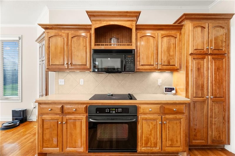 709 Twin Brook Dr, Lee's Summit, MO 64086