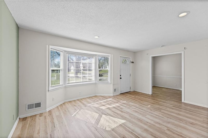 10209 Hillcrest Rd, Kansas City, MO 64134