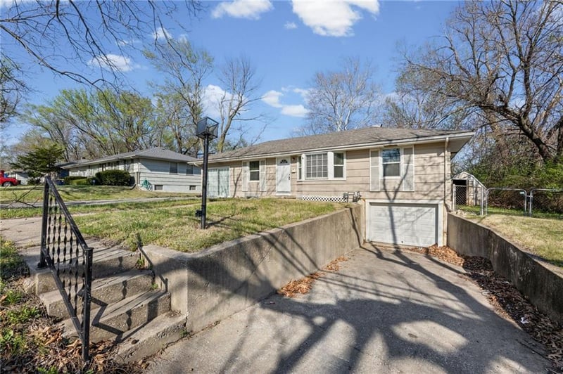 10209 Hillcrest Rd, Kansas City, MO 64134