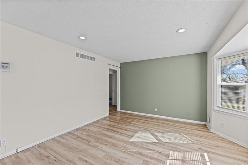 10209 Hillcrest Rd, Kansas City, MO 64134