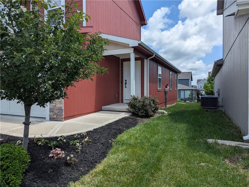 8816 9th St, Blue Springs, MO 64064