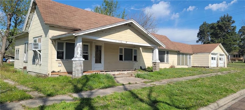 712 2nd St, Iola, KS 66749