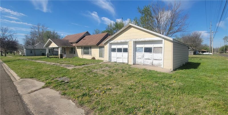 712 2nd St, Iola, KS 66749