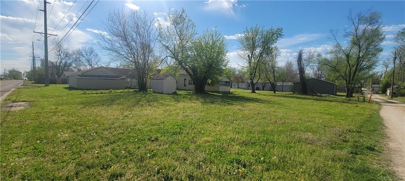 712 2nd St, Iola, KS 66749
