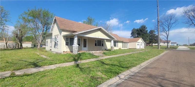 712 N 2nd St, Iola, KS 66749