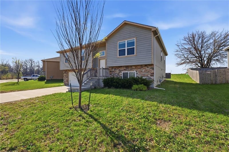 21285 219th St, Spring Hill, KS 66083