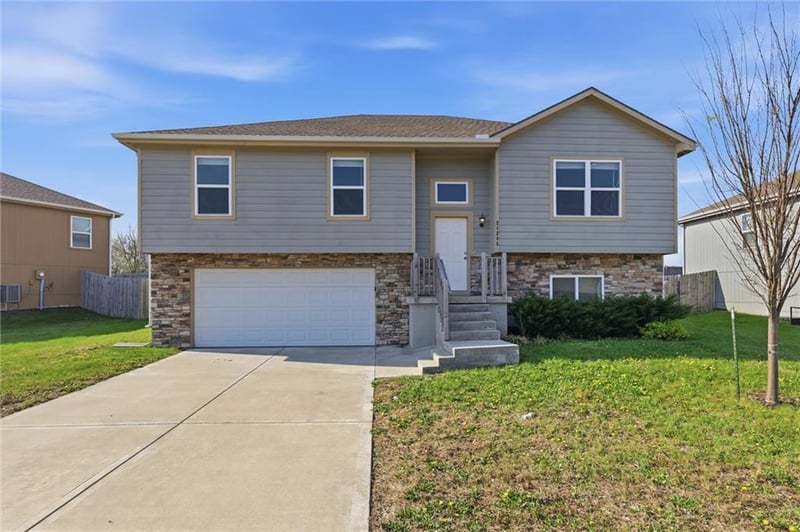 21285 219th St, Spring Hill, KS 66083