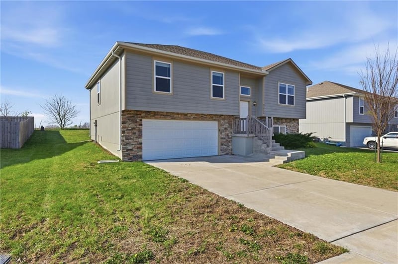 21285 219th St, Spring Hill, KS 66083