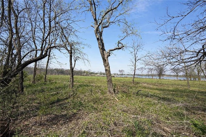 18760 Mckinley Lake Rd, Parsons, KS 67356