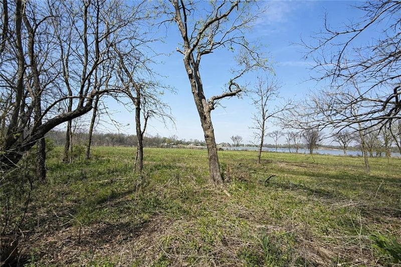 18760 Mckinley Lake Rd, Parsons, KS 67356