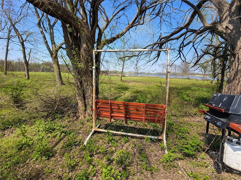 18760 Mckinley Lake Rd, Parsons, KS 67356