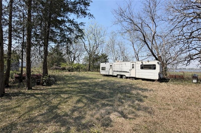18760 Mckinley Lake Rd, Parsons, KS 67356