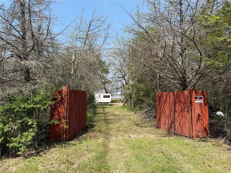 18760 Mckinley Lake Rd, Parsons, KS 67356
