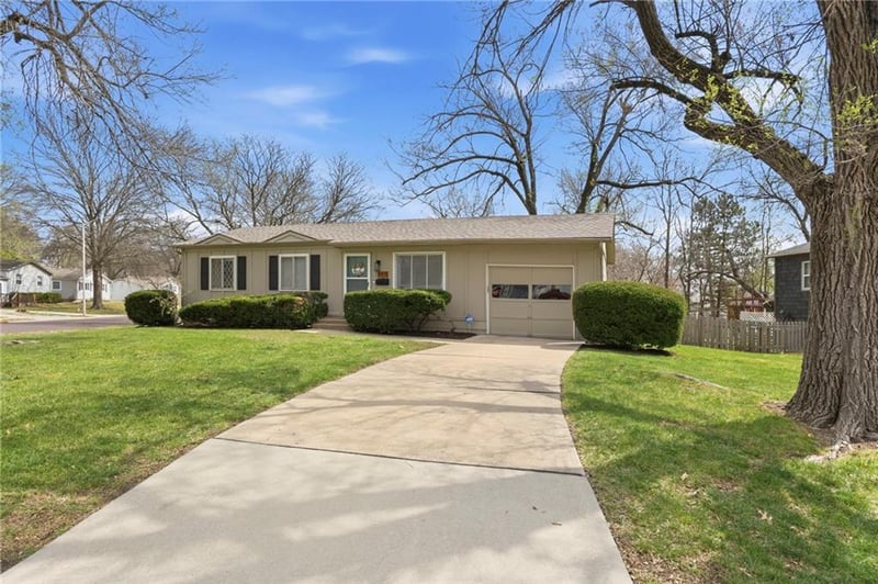 9915 Grandview Dr, Overland Park, KS 66212