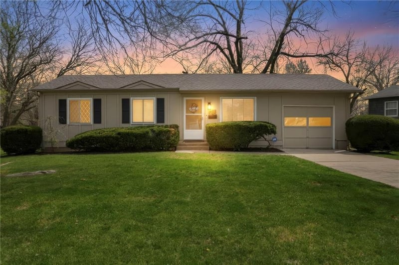 9915 Grandview Dr, Overland Park, KS 66212