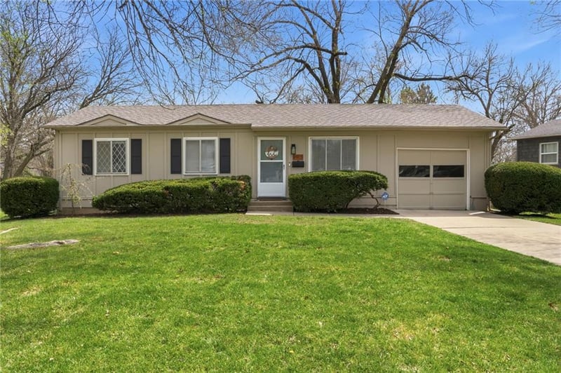 9915 Grandview Dr, Overland Park, KS 66212