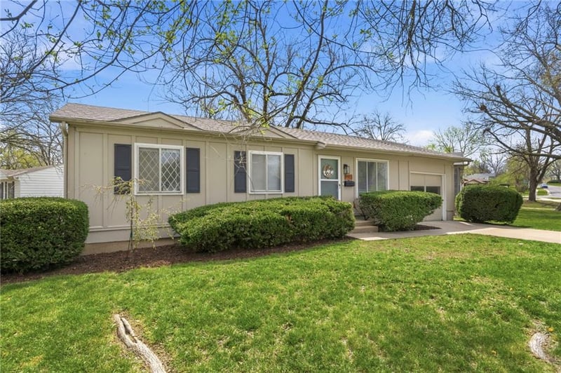 9915 Grandview Dr, Overland Park, KS 66212