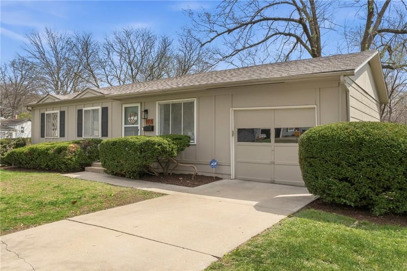 9915 Grandview Dr, Overland Park, KS 66212