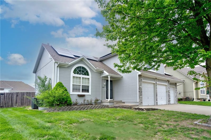 428 Madison Creek Dr, Raymore, MO 64083