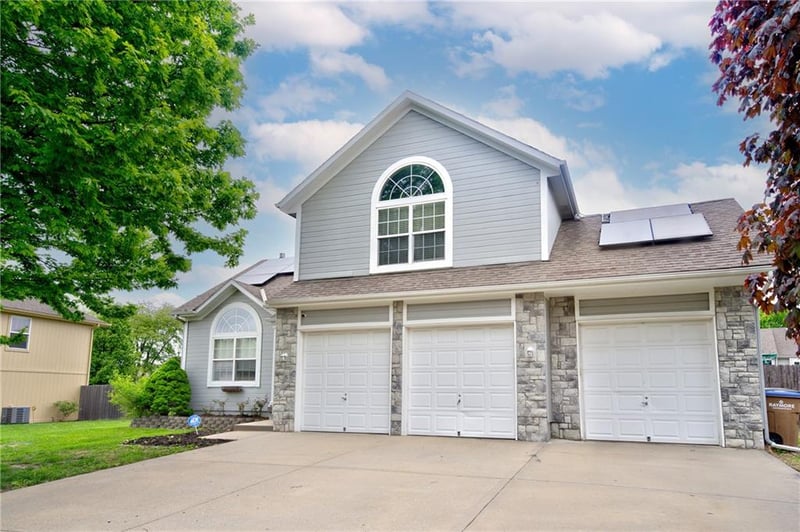428 Madison Creek Dr, Raymore, MO 64083