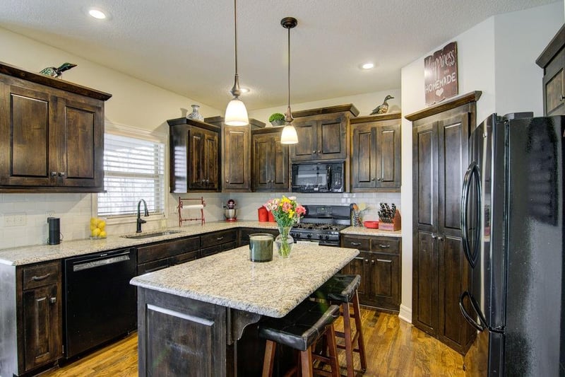 8012 Apache Rd, Lenexa, KS 66227