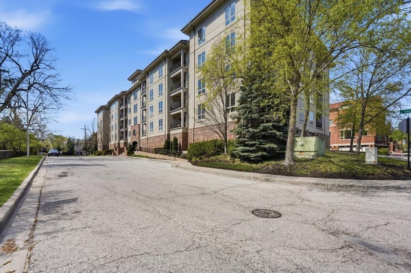 4949 Wornall Rd #109, Kansas City, MO 64112