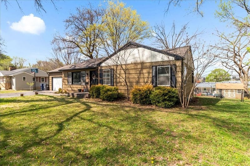 2105 Walnut St, Blue Springs, MO 64015