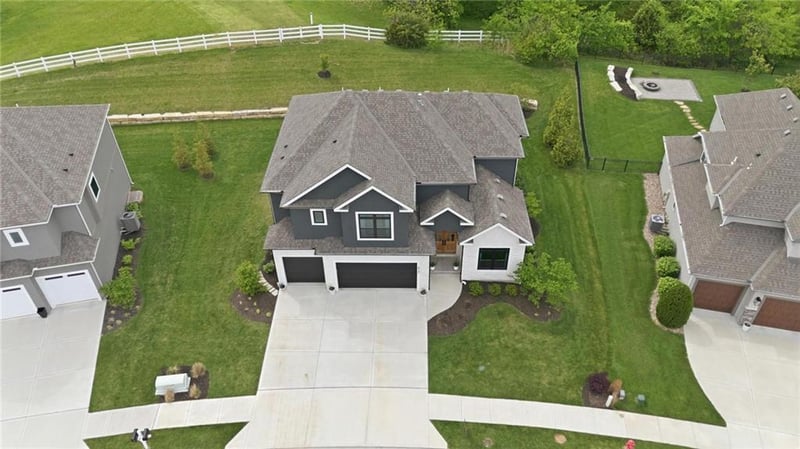 5730 Barn Hill Rd, Parkville, MO 64152