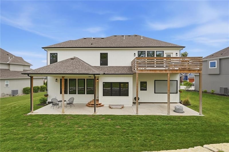 5730 Barn Hill Rd, Parkville, MO 64152