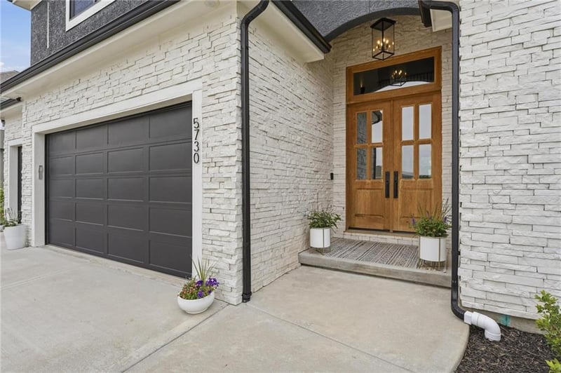 5730 Barn Hill Rd, Parkville, MO 64152