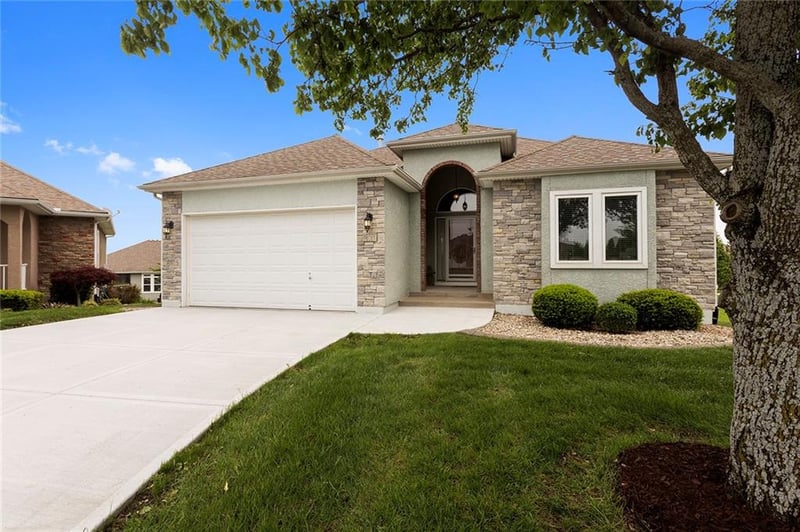 901 Olympia Ct, Lee's Summit, MO 64082