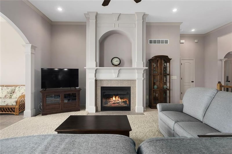 901 Olympia Ct, Lee's Summit, MO 64082