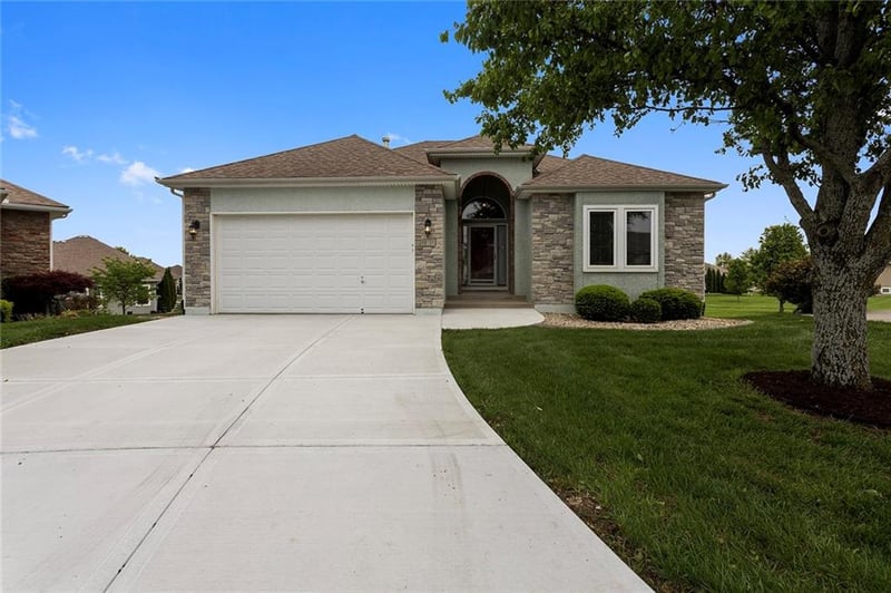 901 Olympia Ct, Lee's Summit, MO 64082