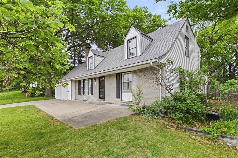 4937 Chouteau Dr, Kansas City, MO 64119