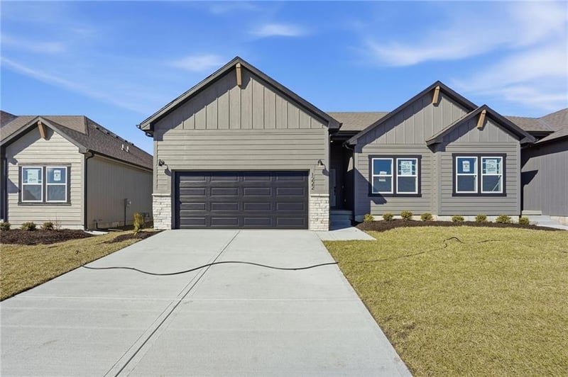 1223 SE Windbreak Dr, Lee's Summit, MO 64081
