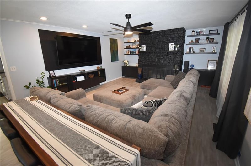 800 89th Ter, Kansas City, MO 64114