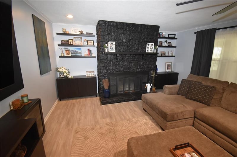 800 89th Ter, Kansas City, MO 64114