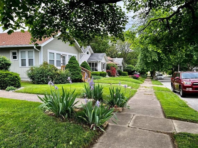 222 73rd Ter, Kansas City, MO 64114