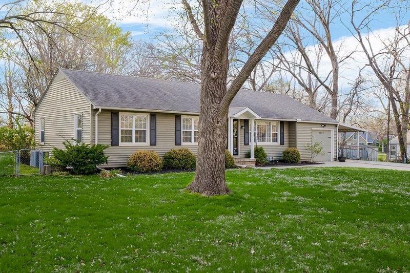 7522 Hardy St, Overland Park, KS 66204