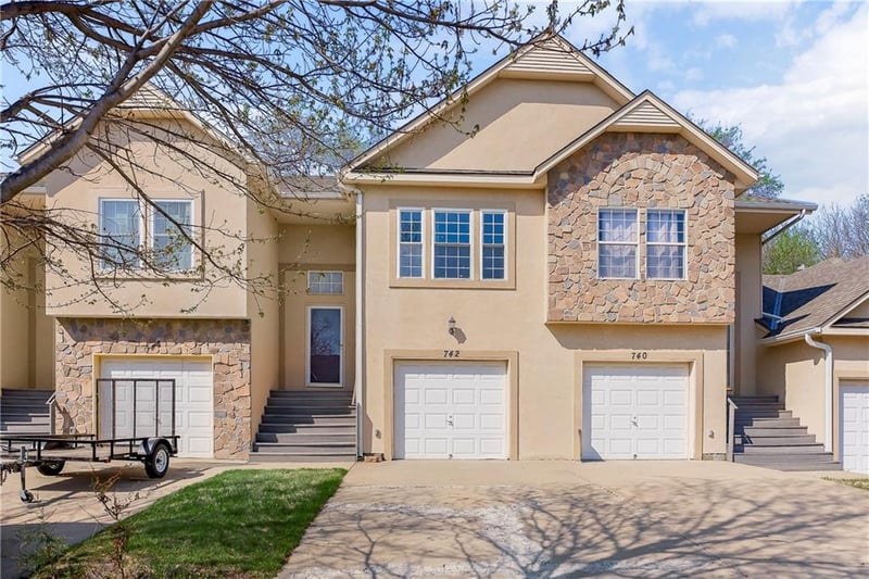 742 Woodson Ln, Gardner, KS 66030
