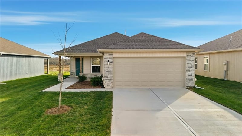 19427 Lincoln St, Spring Hill, KS 66083