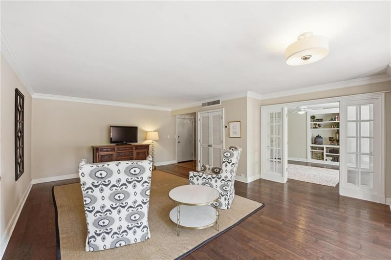 310 49 St #304, Kansas City, MO 64112