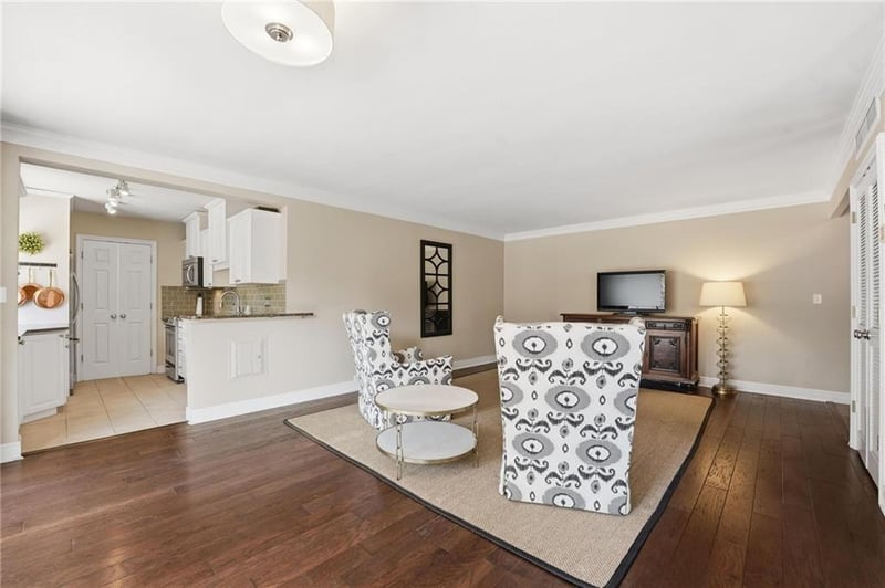 310 49 St #304, Kansas City, MO 64112