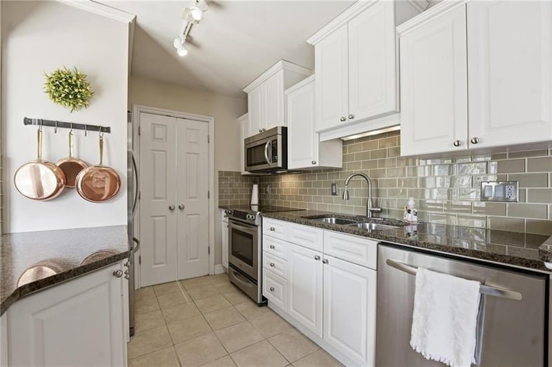 310 49 St #304, Kansas City, MO 64112