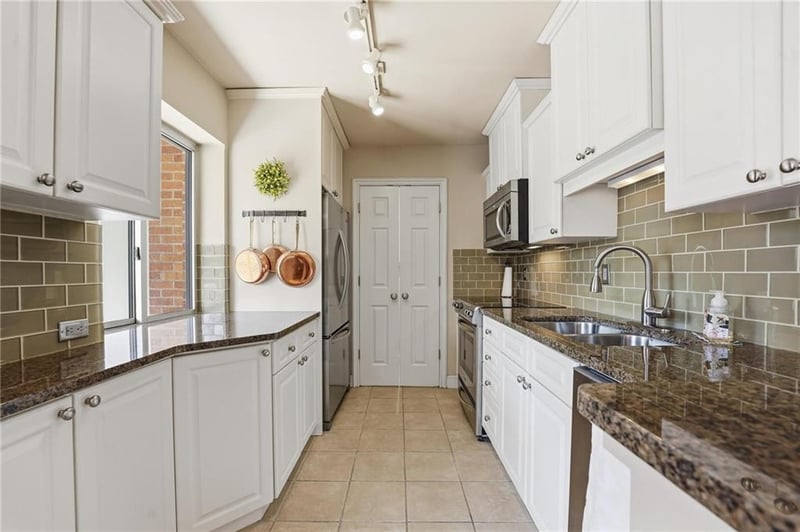 310 49 St #304, Kansas City, MO 64112