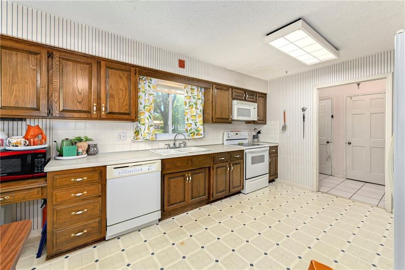 10941 Nieman Rd, Overland Park, KS 66210