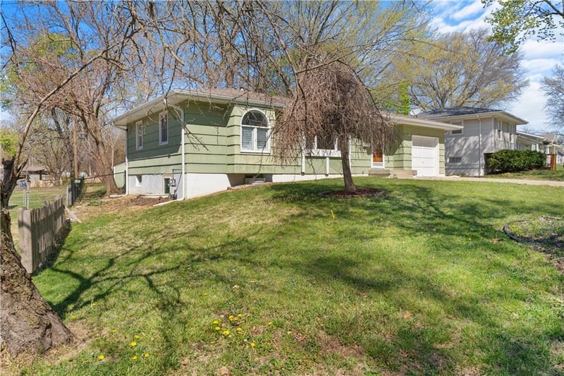 400 Howard St, Lee's Summit, MO 64063