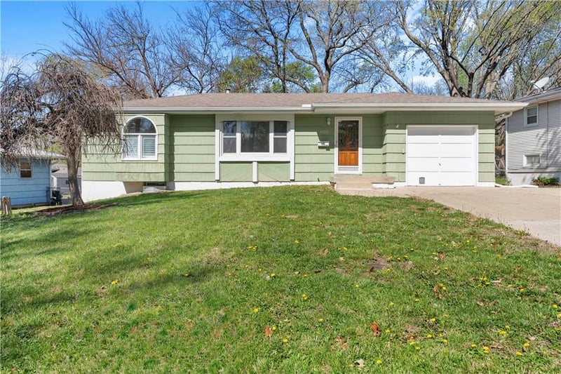 400 Howard St, Lee's Summit, MO 64063