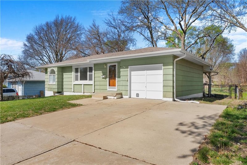 400 Howard St, Lee's Summit, MO 64063