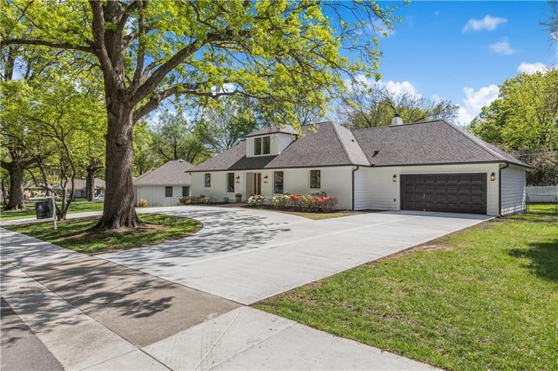 4705 W 81st St, Prairie Village, KS 66208